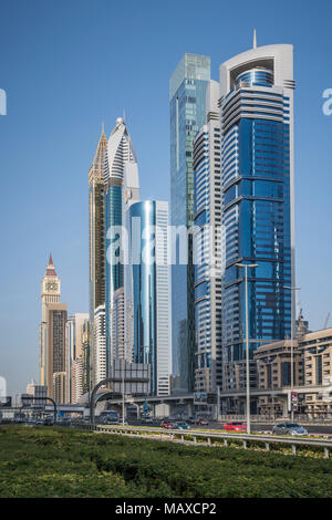 Grands tours de bureaux dans le quartier financier du centre-ville de Dubaï, aux Émirats arabes unis, au Moyen-Orient. Banque D'Images