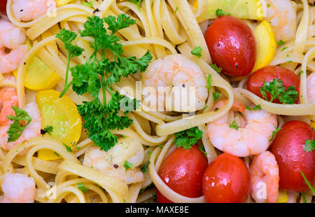 Mediterran pâtes italiennes aux gambas et tomates Banque D'Images