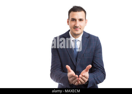 Jeune vendeur ou agent immobilier tenant les mains en avant en même temps qu'offrir ou exigeantes isolé sur fond blanc concept. Banque D'Images