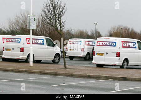 BetFred Ltd les véhicules stationnés à Southport, Merseyside parking UK. Banque D'Images