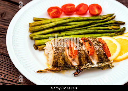 Filet de sandre rôti aux asperges et au citron Banque D'Images