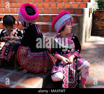 Trois jeunes filles en costume traditionnel, Chiang Mai, Thaïlande Banque D'Images