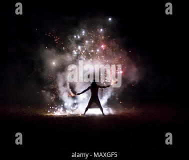 Koh Lanta, Thaïlande - 25 mars 2017 : Un performeur utilise le feu dans son acte sur la plage Banque D'Images