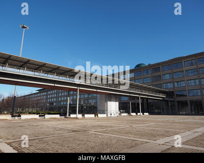 TURIN, ITALIE - CIRCA JANVIER 2018 : pont piétonnier Lingotto Banque D'Images