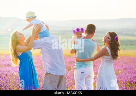 Deux friendly famille dans un champ de lavande Banque D'Images