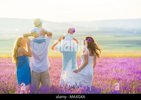 Deux friendly famille dans un champ de lavande Banque D'Images