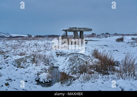 Lanyon Quoit breezy sur un soir après la neige de l'automne. Site néolithique . National Trust et l'English Heritage Banque D'Images