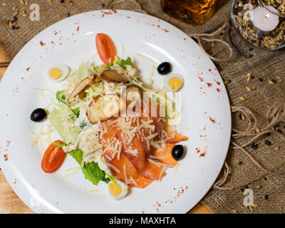 Poisson salade de légumes sur une plaque blanche sur un arbre Banque D'Images