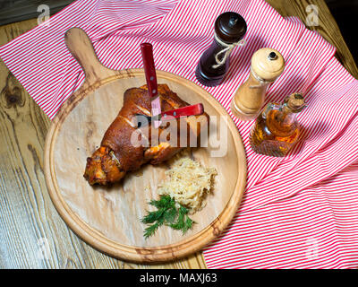 Grill viande big foot sur l'arbre serviette Banque D'Images
