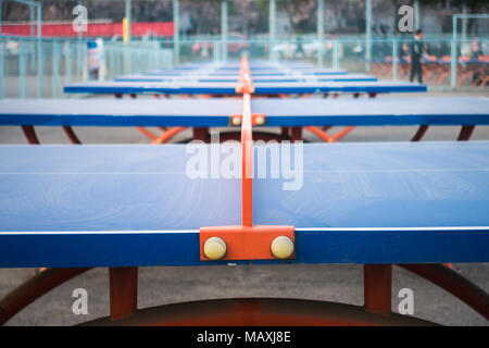 Des tables de ping-pong debout dans ligne de l'Université Xi'an de la technologie qu Jiang Campus, Chine 2018 Banque D'Images