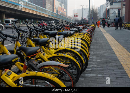 Mobike jaune et vélos en ligne permanent OFO dans Xi'an, Chine 2018 Banque D'Images