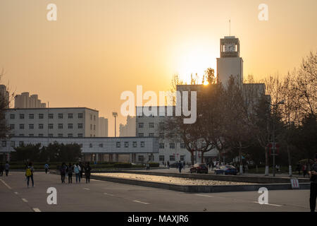 L'Université Xi'an de la technologie qu Jiang Campus dans le coucher du soleil,Chine , Mars 2018 Banque D'Images