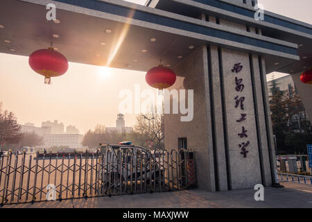 L'Université Xi'an de la technologie qu Jiang Entrée Campus Lettres Architecture Logo Mars 2018 Banque D'Images