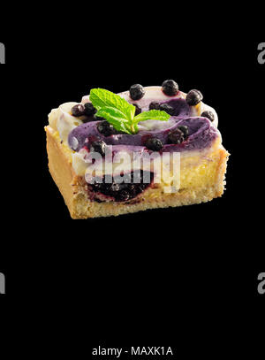 Fait maison pièce dessert avec crème vanille décoré avec des bleuets et de menthe Banque D'Images