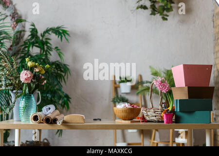 Photo de chambre du fleuriste avec vase de fleurs, guimauve Banque D'Images