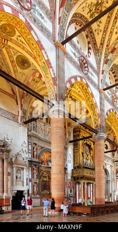 Vérone, Vénétie / ITALIE - 2012/07/06 centre-ville historique de Vérone : -intérieur d'église Ste Anastasie - basilique gothique à Ste Anastasie square Banque D'Images