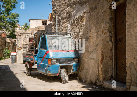 Un ancien bleu Piaggio Ape avec pare-brise sale manquant et c'est l'essuie-glace, en stationnement sur les rues de Palerme en Sicile, Italie. Banque D'Images