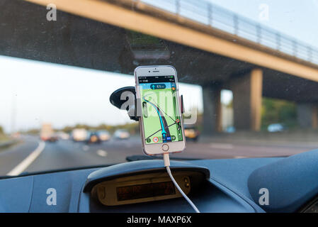 En utilisant un GPS TomTom app sur l'iPhone lors de la conduite sur autoroute, UK Banque D'Images