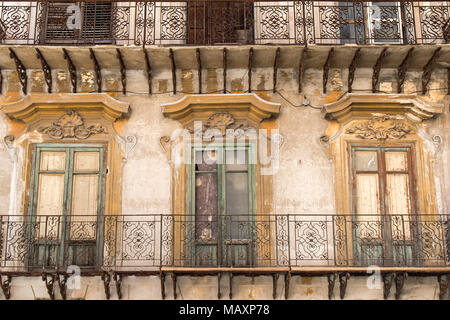 Balcon sur un immeuble donnant sur la fontaine de la Piazza Pretoria à Palerme, Sicile, Italie. Banque D'Images