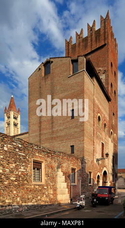 Vérone, Vénétie / ITALIE - 2012/07/06 : le centre-ville historique de Vérone - Vue extérieure de la Basilique de Saint Zeno avec tour de l'église Banque D'Images