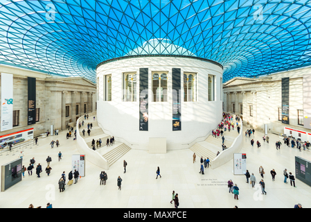 La grande cour du British Museum, London, UK Banque D'Images