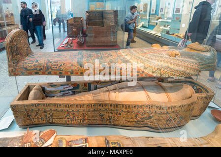 Cercueil en bois peint et maman d'une femme non identifiée 950-900BC de Thèbes, le British Museum, London, UK Banque D'Images