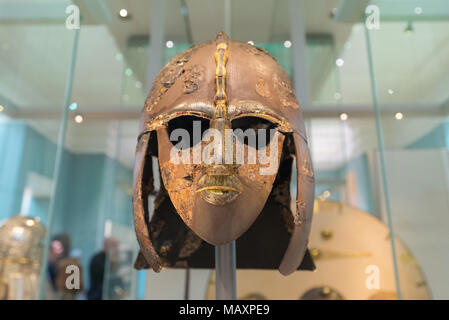 Le casque de Sutton Hoo dans Angle-Saxon inhumation AD 600 navires, le British Museum, London, UK Banque D'Images