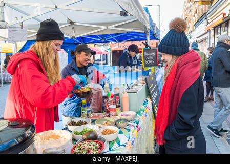 Street food à Chatsworth Road Market, Hackney, Londres, UK Banque D'Images