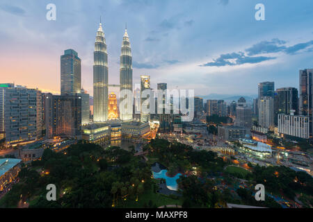 Kuala Lumpur skyline et gratte-ciel de nuit à Kuala Lumpur, Malaisie. Banque D'Images