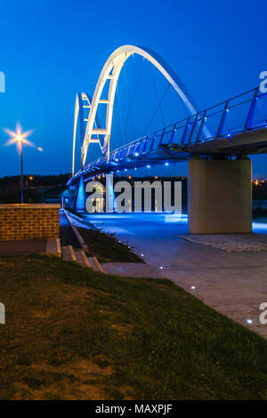 Blue Hour sur le pont de l'infini dans Stockton on Tees. Banque D'Images