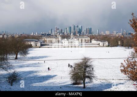 Scène d'hiver du haut de Greenwich Park, avec vue sur les bâtiments historiques de Greenwich et l'architecture moderne de Canary Wharf Banque D'Images