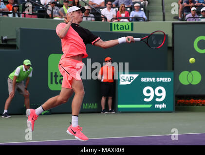 Key Biscayne, Floride, USA. Mar 27, 2018. Denis Shapovalov du Canada joue un Borna Coric coup droit contre la Croatie au cours d'un quatrième tour de l'Open de Miami 2018 présenté par le tournoi de tennis professionnel Itau, joué au Tennis Center de Crandon Park à Key Biscayne, en Floride, aux États-Unis. Mario Houben/CSM/Alamy Live News Banque D'Images