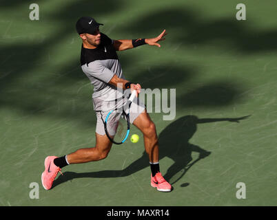 Key Biscayne, Floride, USA. Mar 27, 2018. Borna Coric de Croatie joue un coup droit contre Denis Shapovalov du Canada au cours d'un quatrième tour de l'Open de Miami 2018 présenté par le tournoi de tennis professionnel Itau, joué au Tennis Center de Crandon Park à Key Biscayne, en Floride, aux États-Unis. Mario Houben/CSM/Alamy Live News Banque D'Images