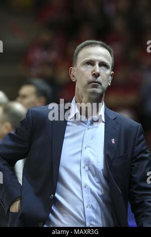 Strasbourg, France. 4ème apr 2018. SIG Strasbourg Coach Vincent Collet vu pendant le match de la Ligue des Champions de basket-ball entre SIG Strasbourg et l'AEK. Credit : Elyxandro Cegarra SOPA/Images/ZUMA/Alamy Fil Live News Banque D'Images