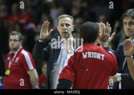 Strasbourg, France. 4ème apr 2018. SIG Strasbourg Coach Vincent Collet vu pendant le match de la Ligue des Champions de basket-ball entre SIG Strasbourg et l'AEK. Credit : Elyxandro Cegarra SOPA/Images/ZUMA/Alamy Fil Live News Banque D'Images