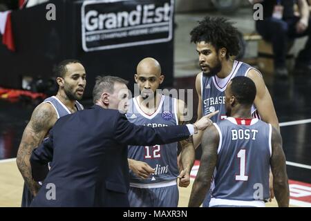 Strasbourg, France. 4ème apr 2018. SIG Strasbourg Coach Vincent Collet vus en train de parler avec les joueurs de basket-ball pendant le match de la Ligue des Champions entre SIG Strasbourg et de l'AEK. Credit : Elyxandro Cegarra SOPA/Images/ZUMA/Alamy Fil Live News Banque D'Images