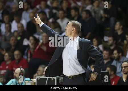 Strasbourg, France. 4ème apr 2018. SIG Strasbourg Coach Vincent Collet vu pendant le match de la Ligue des Champions de basket-ball entre SIG Strasbourg et l'AEK. Credit : Elyxandro Cegarra SOPA/Images/ZUMA/Alamy Fil Live News Banque D'Images