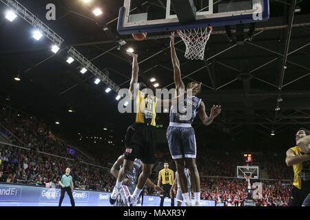 Strasbourg, France. 4ème apr 2018. Kevin Punter, de l'AEK (L) et Darion Atkins de SIG Strasbourg (R) vu pendant le match de la Ligue des Champions de basket-ball entre SIG Strasbourg et l'AEK. Credit : Elyxandro Cegarra SOPA/Images/ZUMA/Alamy Fil Live News Banque D'Images