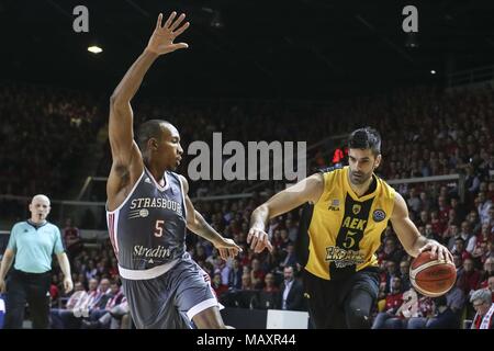 Strasbourg, France. 4ème apr 2018. Dusan Sakota de AEK (R) et Darion Atkins de SIG Strasbourg (L) vu pendant le match de la Ligue des Champions de basket-ball entre SIG Strasbourg et l'AEK. Credit : Elyxandro Cegarra SOPA/Images/ZUMA/Alamy Fil Live News Banque D'Images