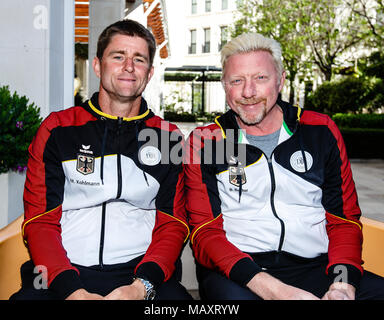 Valence, Espagne. 4 avril, 2018. Le capitaine de l'équipe allemande Michael Kohlmann (l) et Boris Becker avant le match quart de Coupe Davis entre l'Espagne et l'Allemagne à la Plaza de Torros. Crédit : Frank Molter/Alamy Live News Banque D'Images