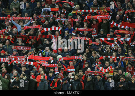 Liverpool, Royaume-Uni. 4 AVRIL 2018 , Anfield, Liverpool, Angleterre ; quart de finale de la Ligue des Champions, première étape, Liverpool v Manchester City, Liverpool, foulards holding up Crédit : News Images/Alamy Live News Banque D'Images