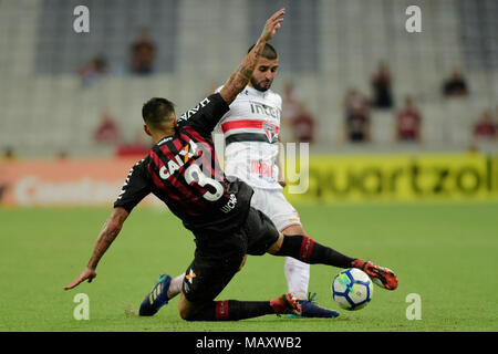 Curitiba, Brésil. Le 04 Avr, 2018. Lucho et Liziero lors d'Atletico PR x São Paulo FC, match pour la 4ème phase de la Coupe du Brésil, qui a eu lieu à l'Arena da Baixada à Curitiba, PR. Credit : Reinaldo Reginato/FotoArena/Alamy Live News Banque D'Images