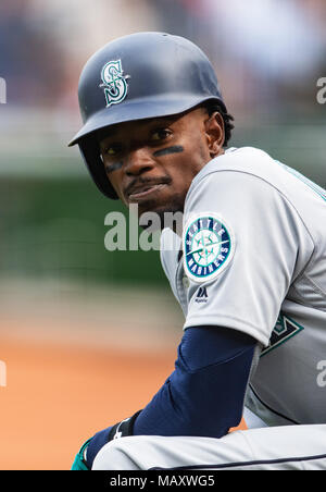 San Francisco, Californie, USA. Le 04 Avr, 2018. Mariners de Seattle center fielder Dee Gordon (9) attend pour frapper, avant un match de la MLB entre les Mariners de Seattle et les Giants de San Francisco à AT&T Park à San Francisco, Californie. Valerie Shoaps/CSM/Alamy Live News Banque D'Images