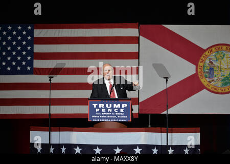 WEST PALM BEACH, FL - le 13 octobre : l'ancien maire de New York Rudy Giuliani parle avant le candidat présidentiel républicain Donald Trump lors d'un rassemblement électoral à la South Florida Fair Expo Center le 13 octobre 2016 à West Palm Beach, en Floride. Trump continue de faire campagne contre le candidat démocrate Hillary Clinton avec moins d'un mois au jour de l'élection. People : Rudy Giuliani Banque D'Images