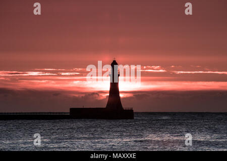 Sunderland, Royaume-Uni. 5 avril, 2018. Le soleil se lève derrière Roker phare sur une journée de printemps. Crédit : Dan Cooke/Alamy Crédit : Dan Cooke/Alamy Live News Banque D'Images