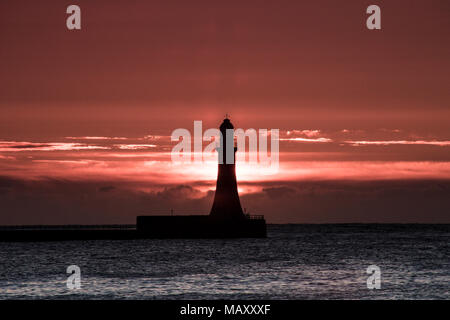 Sunderland, Royaume-Uni. 5 avril, 2018. Le soleil se lève derrière Roker phare sur une journée de printemps. Crédit : Dan Cooke/Alamy Crédit : Dan Cooke/Alamy Live News Banque D'Images