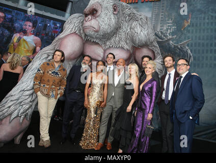 Los Angeles, CA, USA. 4ème apr 2018. Jake Lacy, Jeffrey Dean Morgan, Naomie Harris, Jason Liles, Dwayne Johnson, Malin Akerman, Joe Manganiello, Breanne Hill, Jack Quaid, P.J. Byrne, lors de la première de rampage au Theatre, LOS ANGELES. Vivre à Los Angeles, Californie le 4 avril 2018. Credit : Faye Sadou/media/Alamy Punch Live News Banque D'Images