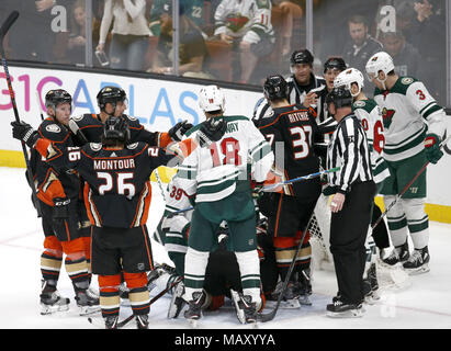 Los Angeles, Californie, USA. 4ème apr 2018. Anaheim Ducks célèbrent leur but contre le Wild du Minnesota lors d'un match de hockey 2017-2018 à Anaheim, Californie, le 4 avril 2018. Les canards a gagné 3-1. Ringo : crédit Chiu/ZUMA/Alamy Fil Live News Banque D'Images