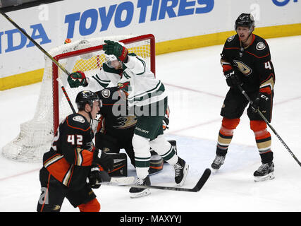 Los Angeles, Californie, USA. 4ème apr 2018. L'avant du Wild du Minnesota Eric Staal (12) célèbre son but contre Anaheim Ducks 2017-2018 au cours d'un match de hockey à Anaheim, Californie, le 4 avril 2018. Les canards a gagné 3-1. Ringo : crédit Chiu/ZUMA/Alamy Fil Live News Banque D'Images