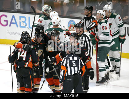 Los Angeles, Californie, USA. 4ème apr 2018. Anaheim Ducks célèbrent leur but contre le Wild du Minnesota lors d'un match de hockey 2017-2018 à Anaheim, Californie, le 4 avril 2018. Les canards a gagné 3-1. Ringo : crédit Chiu/ZUMA/Alamy Fil Live News Banque D'Images